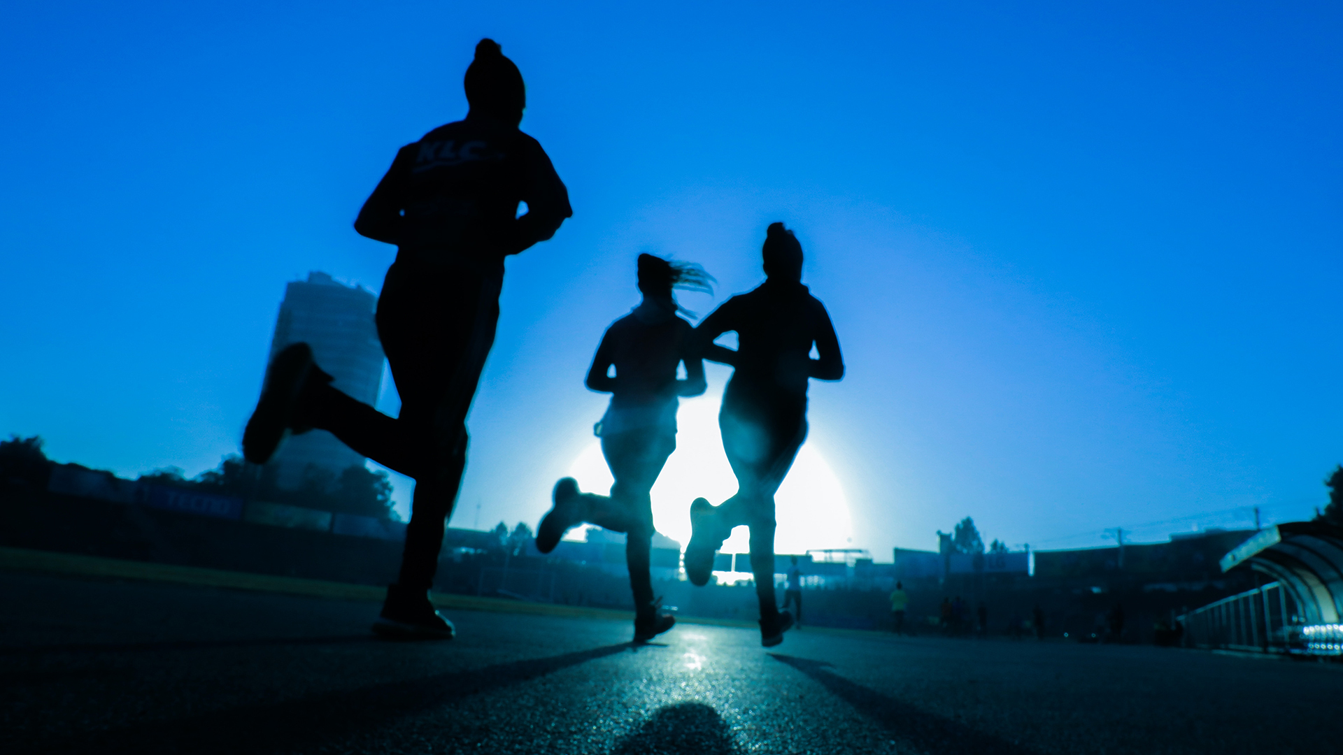 Runner Demonstrates What Really Matters In Life and In Sports. 
