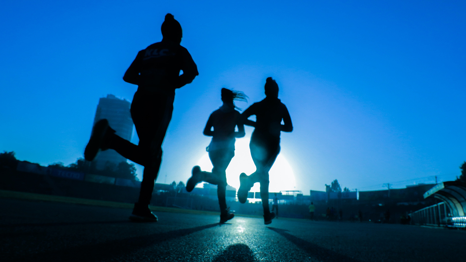 Runner Demonstrates What Really Matters In Life and In Sports. 